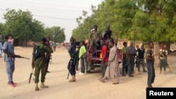 Naoružani lokalni dobrovoljci u Maiduguri, Nigerija, nakon napada militanata Boko Harama, 27. aprila 2018.