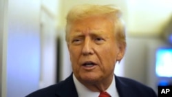 Trump, “Biz diğer ülkeleri koruyoruz ama kendimizi korumuyoruz” diyerek Savunma Bakanı Hegseth’e Amerikalılar’ı koruyabilecek son teknoloji Demir Kubbe füze savunma kalkanının inşa edilmesine başlanması talimatını verdiğini söyledi ve sistemin Amerika’da üretileceğini belirtti. 