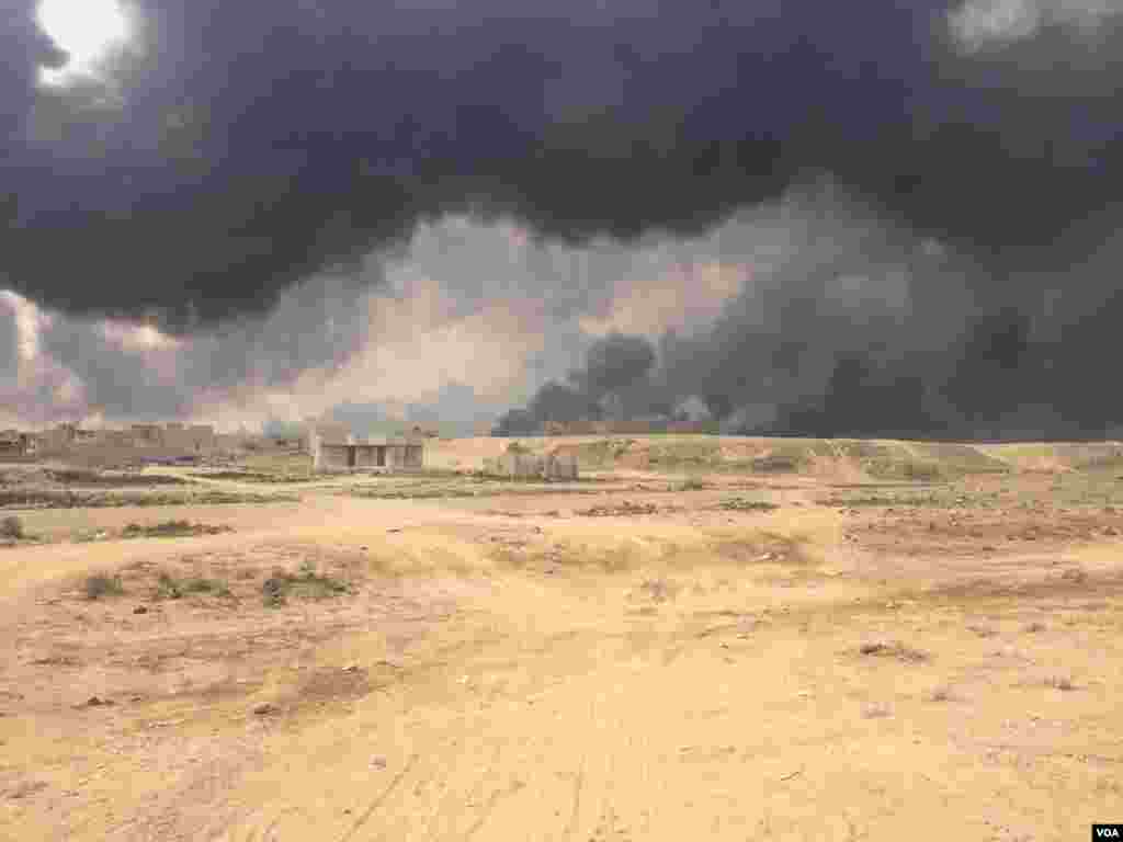 Most of the homes in this area remain empty as Iraqi and Peshmerga forces recapture villages. Many homes and businesses are in rubble, bombed by coalition airstrikes against IS, in Qayyarah, Iraq, Oct. 24, 2016. (H. Murdock/VOA)