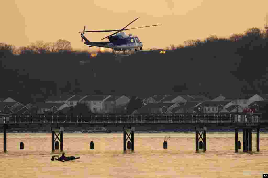 Helikopter Polisi Taman Amerika Serikat terbang di atas Sungai Potomac dekat Bandara Nasional Ronald Reagan Washington, di Arlington, 30 Januari 2025.