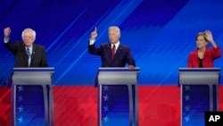 მარცხნიდან მარჯვნივ: ბერნი სანდერსი, ჯო ბაიდენი და ელიზაბეტ უორენი