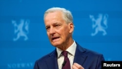 នាយករដ្ឋមន្ត្រី​ប្រទេស​ន័រវែស​លោក Jonas Gahr Store ថ្លែងនៅក្នុង​សន្និសីទសារព័ត៌មានមួយ នៅទីក្រុង Oslo ប្រទេស​ន័រវែស​ នាថ្ងៃទី២២ ខែឧសភា ឆ្នាំ២០២៤។ 