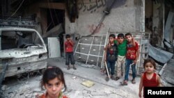 រូបឯកសារ៖ ក្មេងៗ​កំពុង​លេង​នៅ​ជិត​អាគារ​បាក់​បែក​នៅ​​ក្រុង Ghouta ដែល​នៅ​ជិត​ក្រុង​ដាម៉ាស់ ប្រទេស​ស៊ីរី កាលពី​ខែ​កក្កដា។