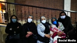 از راست:‌ شهناز اکملی،‌ مادر بهنام محجوبی، ناهید شیرپیشه، سکینه احمدی و اکرم نقابی