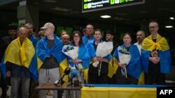 Warga negara Ukraina yang kembali dari tahanan Rusia ssst pertukaran tawanan perang. (Foto: via AP)