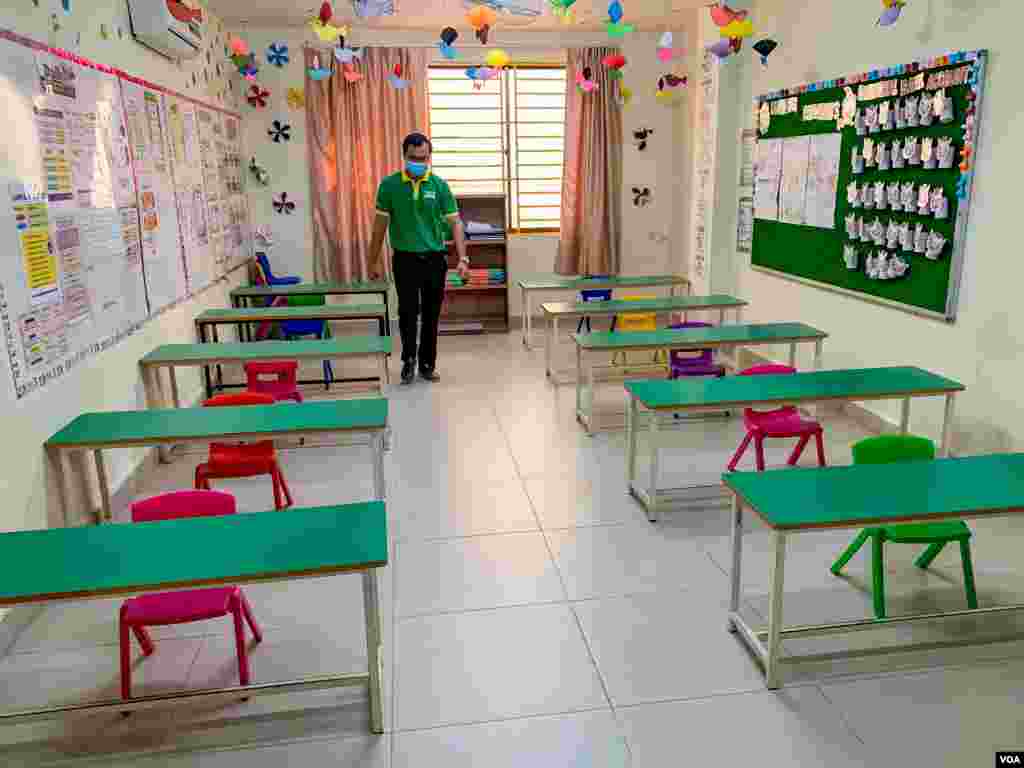 សកម្មភាព​រៀបចំ​ដាក់​ឲ្យ​មាន​គម្លាត​នៅតាម​ទីធ្លា និង​ក្នុងថ្នាក់​របស់​សាលារៀន​វ៉េស្ទឡាញន៍ នៅទីក្រុងភ្នំពេញ ថ្ងៃទី​៧ ខែកក្កដា ឆ្នាំ​២០២០។ (ធីតា វីន/វីអូអេ)