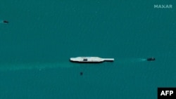 នាវា​​ដឹក​យន្តហោះ​ចម្បាំង​រូប​ចម្លង​អ៊ីរ៉ង់​មួយ​​ ចាកចេញ​ពី​ក្រុង Bandar Abbas ទៅ​កាន់​ទីតាំង​ថ្មី​នៅ​ក្នុង​ច្រក​សមុទ្រ Hormuz កាលពី​ថ្ងៃទី២៥ ខែកក្កដា ឆ្នាំ២០២០។