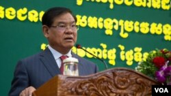 រូបឯកសារ៖ លោក​ ស​ ខេង រដ្ឋមន្រ្តី​ក្រសួង​មហាផ្ទៃ​ ថ្លែង​ទៅមន្រ្តី​ប៉ូលិស​និង​អភិបាល​នានា​ក្នុង​ការ​ប្រជុំ​នៃ​របាយការណ៍​​បូកសរុបចំនួន​​ជន​​​អន្តោប្រវេសន៍​នៅ​ថ្ងៃ​សុក្រ​ ទី​១៩ សីហា ឆ្នាំ​២០១៦ នៅ​រាជធានី ភ្នំពេញ។​ (ឡេង ឡែន/VOA) 