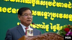 រូបឯកសារ៖ លោក​ស​ ខេង រដ្ឋមន្រ្តី​នៃ​ក្រសួង​មហាផ្ទៃ​ ថ្លែង​ទៅមន្រ្តី​ប៉ូលិស​និង​អភិបាល​នានា​ក្នុង​ការ​ប្រជុំ​នៃ​របាយការណ៍​បូកសរុបចំនួន​​ជន​​​អន្តោប្រវេសន៍​នៅ​ថ្ងៃ​សុក្រ​ ទី​១៩ សីហា ឆ្នាំ​២០១៦ នៅ​រាជធានី ភ្នំពេញ។​ (ឡេង ឡែន/VOA)