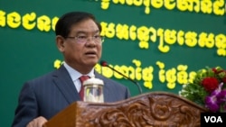 រូបឯកសារ៖ លោក​ស​ ខេង រដ្ឋមន្រ្តី​នៃ​ក្រសួង​មហាផ្ទៃ​ ថ្លែង​ទៅមន្រ្តី​ប៉ូលិស​និង​អភិបាល​នានា​ក្នុង​ការ​ប្រជុំ​នៃ​របាយការណ៍​បូកសរុបចំនួន​​ជន​​​អន្តោប្រវេសន៍​នៅ​ថ្ងៃ​សុក្រ​ ទី​១៩ សីហា ឆ្នាំ​២០១៦ នៅ​រាជធានី ភ្នំពេញ។​(ឡេង ឡែន/VOA)