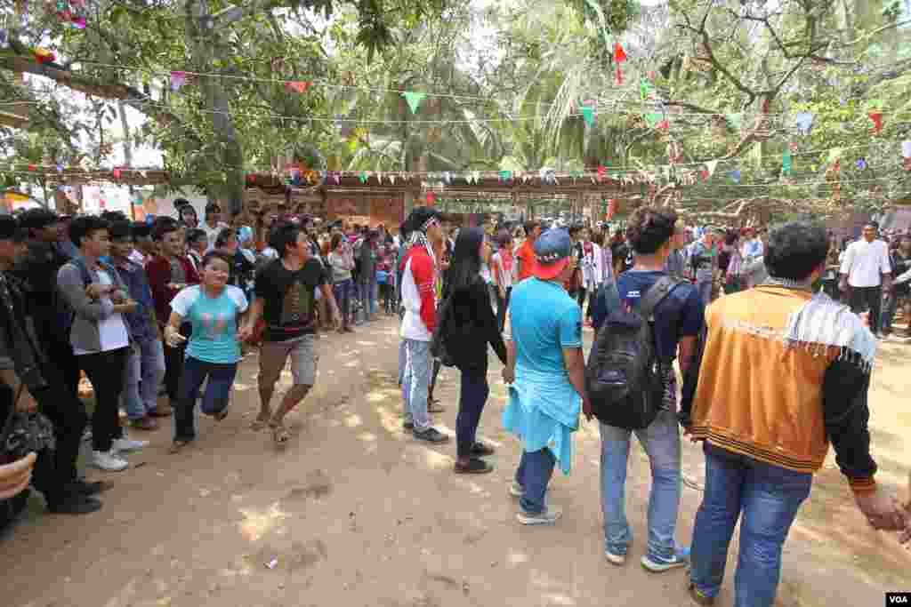 យុវជនខ្មែរមួយក្រុមលេងល្បែង&laquo;ពង្រត់កូនក្រមុំគេ&raquo;ក្នុងពិធីមួយដើម្បីប្រារព្ធចូលឆ្នាំខ្មែរនៅវត្តជ្រោយអំពិលខ័ណ្ឌច្បារអំពៅរាជធានីភ្នំពេញកាលពីថ្ងៃសៅរ៍ទី០៩ខែមេសានេះ។ ប្រជាជនខ្មែរប្រារព្ធពិធីបុណ្យចូលឆ្នាំខ្មែរចាប់ពី ថ្ងៃទី ១៣ដល់ទី១៦ខែមេសាឆ្នាំ២០១៦នេះ នៃ​ឆ្នាំ​វក សត្វ​ស្វា។ (ឡេង ឡែន/VOA)​