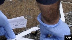 La police judiciaire italienne après la fusillade dans à Mercata, Italie, 3 février 2018.