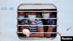 인도에서 '전국봉쇄령'으로 인해 타지에서 발이 묶였던 노동자들이 봉쇄 조치가 완화됨에 따라 5월 5일 기차를 타고 고향으로 돌아오고 있다. 