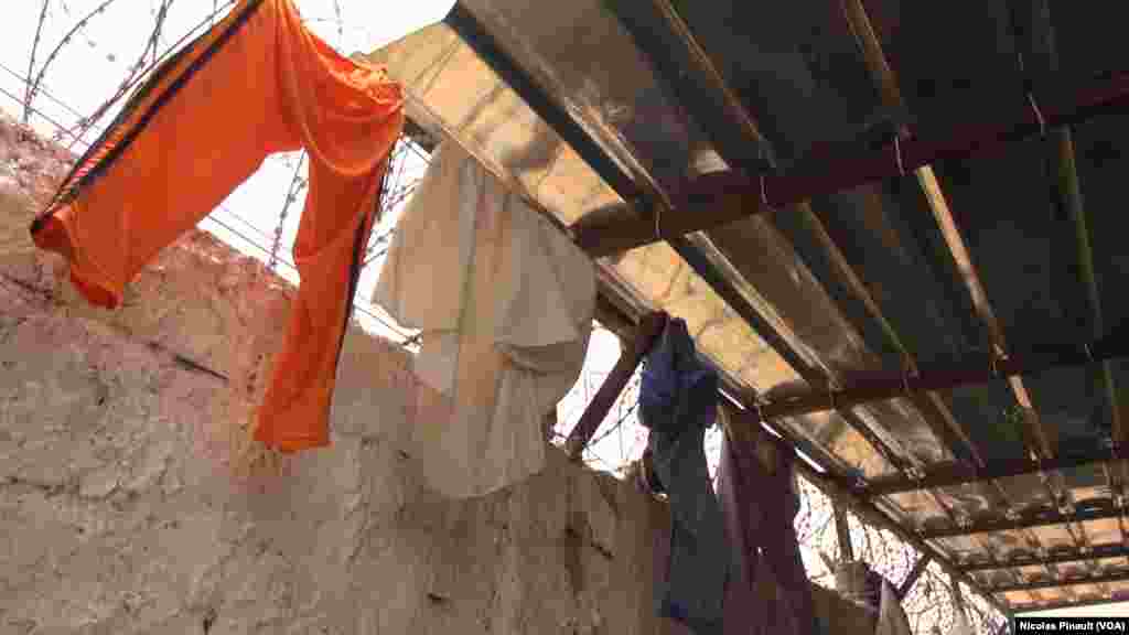 Du linge étendu sur les barbelés du centre de transition des repentis de Diffa, Niger, le 17 avril 2017 (VOA/Nicolas Pinault)