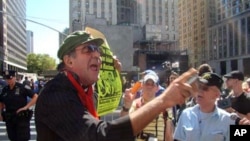 赞成与反对者互相指责的场面