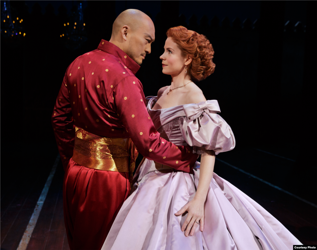 Anna (Kelli O&rsquo;Hara) mengajarkan Raja (Ken Watanabe) dansa gaya Barat. (Paul Kolnik)
