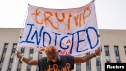 1일 미국 워싱턴 D.C. 시내 연방 법원 앞에서 '트럼프 기소'라고 적인 현수막을 시민이 들어보이고 있다. 