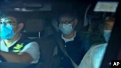 홍콩 '빈과일보' 논설위원 펑와이쿵 씨가 27일 영국으로 출국하기 위해 공항을 찾았다가 경찰에 체포됐다. TVB 화면 캡쳐.