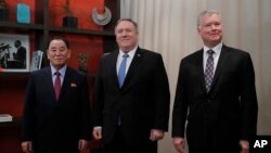 마이크 폼페오 미국 국무장관과 김영철 북한 노동당 부위원장, 스티븐 비건 국무부 대북정책특별대표가 18일 워싱턴에서 고위급 회담에 앞서 기념촬영을 했다.