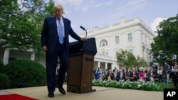 លោក​ប្រធានាធិបតី Donald Trump ដើរចេញ​ពី​វេទិកា បន្ទាប់ពី​ថ្លែង​សុន្ទរកថា​ក្នុង​ពិធី​មួយ​ស្តីអំពី​យុទ្ធសាស្រ្ត​ធ្វើតេស្ត​រក​ជំងឺ​កូវីដ១៩ ដែល​បាន​ធ្វើឡើង​នៅ​សួន​កុលាប​នៃ​សេតវិមាន កាលពី​ថ្ងៃចន្ទ ទី២៨ ខែកញ្ញា ឆ្នាំ២០២០ ក្នុង​រដ្ឋធានី​វ៉ាស៊ីនតោន។