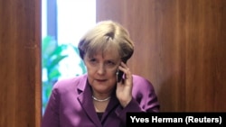 德国总理默克尔用手机通电话