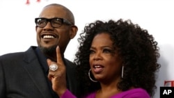 Forest Whitaker (kiri) dan Oprah Winfrey pada acara pemutaran perdana film "The Butler" di Los Angeles (12/8). (AP/Invision/Matt Sayles)