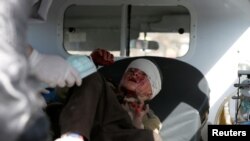 ក្មេង​ប្រុស​ម្នាក់​រងរបួស​បន្ទាប់ពី​ការ​បំផ្ទុះ​គ្រាប់បែក​អត្តឃាត​នៅ​ក្នុង​ទីក្រុង​កាប៊ុ​ល​ប្រទេស​អាហ្វហ្គានីស្ថានកាលពី​ថ្ងៃទី 27 ឆ្នាំ​ ២០១៨។