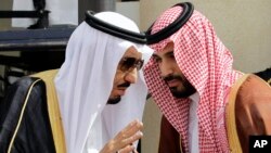 រូបឯកសារ៖ ព្រះមហាក្សត្រ​ Salman bin Abdul-Aziz Al Saud នៃ​ប្រទេស​អារ៉ាប៊ីសាអូឌីត​ (ឆ្វេង) និយាយ​ជាមួយ​កូន​ប្រុស​របស់​ព្រះ​អង្គ គឺ​ព្រះ​អង្គម្ចាស់ Mohammed។