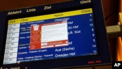 Display panel menampilkan pesan error di stasiun kereta api pusat di Chemnitz, Jerman pada foto yang diambil tanggal 12 Mei 2017 (foto: P. Goezelt/dpa via AP)