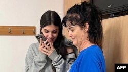 جودیت و ناتالی رنان در حال گفتگو با جو بایدن، رئیس جمهوری ایالات متحده.