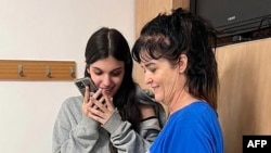 ናጻ ዝተለቐቓ ኣደን ጓልን ምስ ፕረዚደንት ባይደን ብስልኪ እናተዛረባ