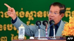 រូបឯកសារ៖ លោក​នាយករដ្ឋមន្រ្តី ហ៊ុន សែន ថ្លែងនៅ​ក្នុង​​ពិធី​បើក​ការ​ដ្ឋាន​សាង​សង់​ស្ពាន​ឆ្លង​កាត់​ទន្លេ​បាសាក់ តភ្ជាប់​រាជធានី​ភ្នំពេញ ពី​ទីក្រុង​កោះពេជ្រ ទៅ​កាន់​ទីក្រុង​រណប​កោះ​នរា ​នៅ​ព្រឹក​ថ្ងៃ​ចន្ទ​ ទី ២៦ ខែតុលា ឆ្នាំ២០២០។