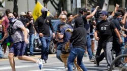 Svađa protivnika i pristalica vakcinacije za vreme protesta protiv obavezne vakcinacije, ispred gradske skupštine u Los Anđelesu, 14. avgusta 2021.