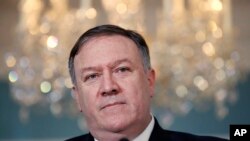 លោករដ្ឋ​មន្ត្រី​ការ​បរទេស​សហរដ្ឋ​អាមេរិក Mike Pompeo ថ្លែង​សេចក្តី​ថ្លែងការណ៍​មួយ​អំពី​ជន​ភៀស​ខ្លួន ទៅ​កាន់​សារព័ត៌មាន កាលពី​ថ្ងៃទី១៧ ខែកញ្ញា ឆ្នាំ២០១៨ នៅ​ក្រសួង​ការបរទេស​ រដ្ឋធានី​វ៉ាស៊ីនតោន។