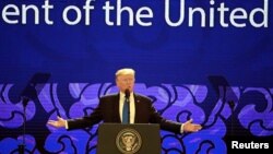 លោក ដូណាល់ ត្រាំ ប្រធានាធិបតី​សហរដ្ឋ​អាមេរិក ថ្លែង​នៅ​ថ្ងៃ​ចុង​ក្រោយ​នៃ​ជំនួប​កំពូល​ APEC នៅ​ទីក្រុង Danang ប្រទេស​វៀតណាម កាល​ពី​ថ្ងៃទី​១០ ខែវិច្ឆិកា។