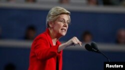 La sénatrice Elizabeth Warren parle lors de la convention démocrate à Philadelphie, Pennsylvanie, le 25 juillet 2015.
