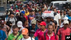 Rombongan migran Honduras yang ingin memasuki Amerika tiba di kota Chiquimula, Guatemala, Selasa (16/10). 