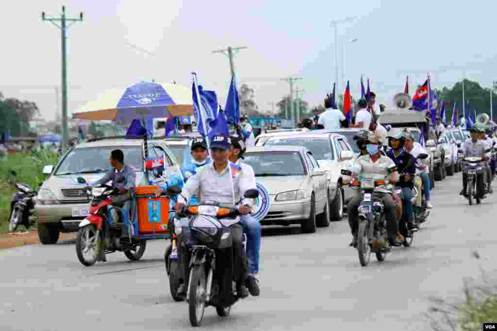ក្បួន​​ឃោសនា​នយោបាយ​របស់​គណបក្ស​សម្ព័ន្ធ​ដើម្បី​ប្រជាធិបតេយ្យ​នៅ​លើ​មហាវិថី​តេជោ​រាជធានី​ភ្នំពេញ ​កាល​ពី​ព្រឹក​ថ្ងៃ​ទី​០៧ ខែ ​កក្កដា​ ឆ្នាំ ២០១៨។(គី ម៉េងលី/VOA)