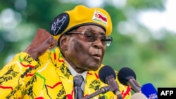 Robert Mugabe s'adresse aux membres du parti et aux sympathisants rassemblés au siège de son parti pour montrer son soutien à Grace Mugabe devenant le prochain vice-président du parti après le renvoi d'Emerson Mnangagwa le le 08 novembre 2017.