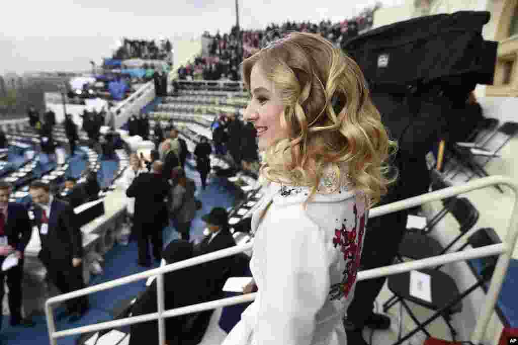 16岁的美国女歌手杰基&middot;伊万科（Jackie Evancho）抵达国会大厦前面的就职大典现场（2017年1月20日）。16岁的美国童星女歌手杰基&middot;伊万科（Jackie Evancho）接受邀请在唐纳德&middot;川普的美国总统就职典礼上献唱国歌。这位使用古典跨界唱法 （Classical crossover）的美少女感到十分荣幸。