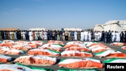 Les familles et les responsables font leurs derniers adieux aux soldats tués lors d'une attaque sur un camp militaire à la frontière entre le Niger et le Mali, Niamey, Niger, le 13 décembre 2019. (REUTERS/ Tagaza D.)