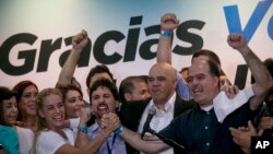 Para pemimpin partai oposisi dari kiri Lilian Tintori, isteri dari pemimpin oposisi yang dipenjara Leopoldo Lopez, Freddy Guevara, dari partai Voluntad Popular, Jesus Torrealba, ketua partai Democratic Unity Movement (MUD) dan wakilnya, Julio Borges, tengah merayakan kemenangan mereka di Caracas, Venezuela, Senin pagi waktu setempat (7/12).