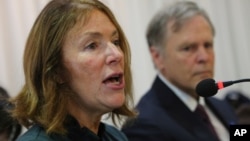 북한에 억류됐다가 송환된 직후 사망한 미국인 대학생 오토 웜비어 군의 어머니 신디 웜비어 씨와 아버지 프레드 웜비어 씨가.