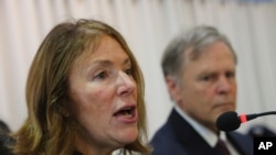 북한에 억류됐다가 송환된 직후 사망한 미국인 대학생 오토 웜비어 군의 어머니 신디 웜비어 씨와 아버지 프레드 웜비어 씨가 서울에서 기자회견을 했다.