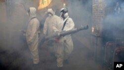 Vatrogasci obavljaju dezinfekciju tradicionalnog tržnog centra u Teheranu (Foto: AP/Ebrahim Noroozi)