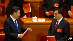 15일 중국 베이징에서 전인대 폐막식이 진행된 후 시진핑 중국 국가주석과 리커창 총리가 회의장을 떠날 채비를 하고 있다.