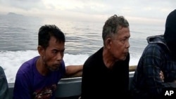 ចំណាប់ខ្មាំង​ម៉ាឡេស៊ី​ពីរ​នាក់​ត្រូវ​បាន​គេ​ជួយ​សង្គ្រោះ​នៅ​ក្នុង​ខេត្ត Sulu ភាគ​ខាង​ត្បូង​នៃ​ប្រទេស​ហ្វីលីពីន កាលពី​ថ្ងៃទី២៣ ខែមីនា ឆ្នាំ២០១៧។