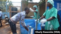 Dans un centre de traitement Ebola à Beni en RDC, le 14 octobre 2018. (VOA/Charly Kasereka)