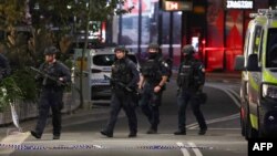 Police patrol in front of the Westfield Bondi Junction shopping mall after a stabbing incident in Sydney on April 13, 2024. Cảnh sát tuần tra trước trung tâm mua sắm Westfield Bondi Junction sau vụ đâm dao ở Sydney, Úc, ngày 13 tháng 4 năm 2024.
