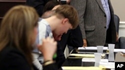 资料照片：2017年4月10日，迪伦·鲁夫的祖父约瑟夫·鲁夫走过他的孙子在法庭上发表讲话。当时迪伦·鲁夫在查尔斯顿县法院出庭，并对南卡罗来纳州查尔斯顿的谋杀指控表示认罪。（美联社照片）